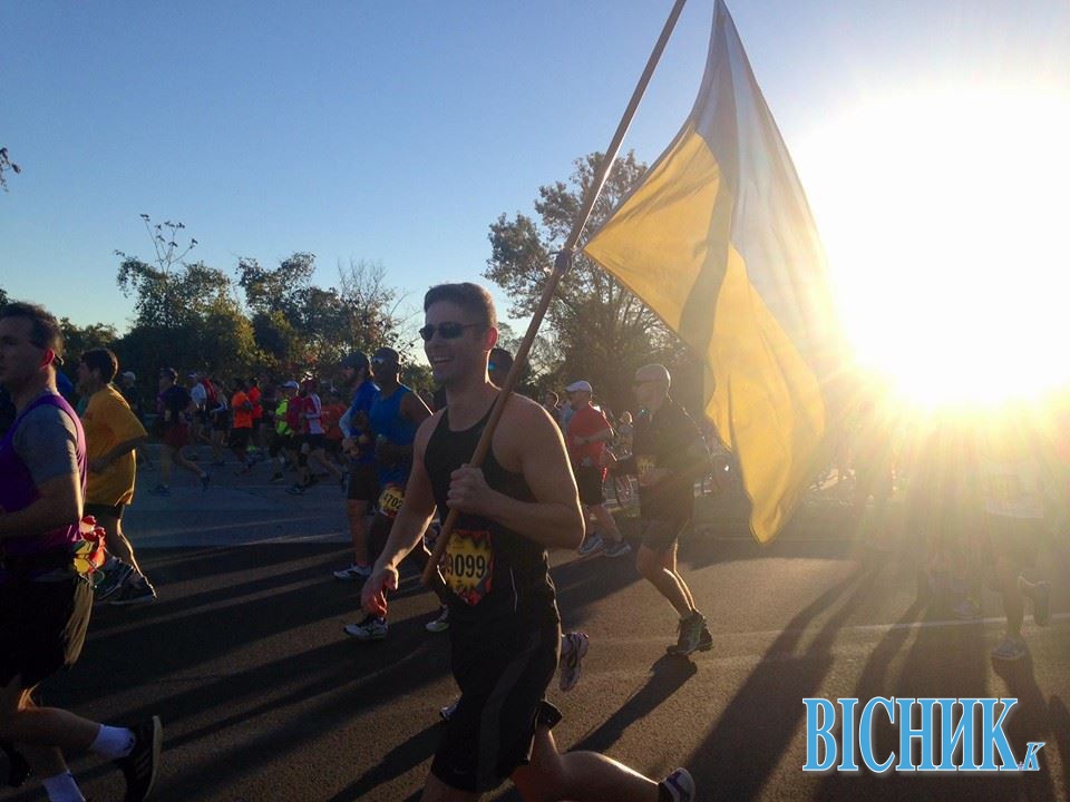 У США українець увесь 40-кілометровий марафон біг із жовто-блакитним прапором