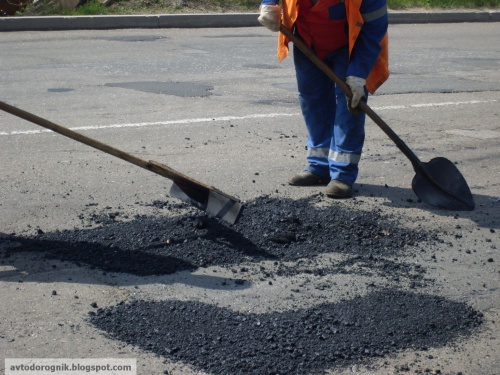 Мешканці села на Закарпатті відремонтували дорогу власним коштом