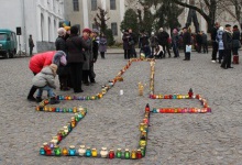 У Луцьку вшанували жертв голодоморів скорботною ходою та театром тіней