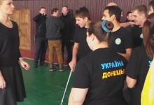 У Донецьку на зустріч з днрівцями молодь прийшла у футболках «Донецьк Україна»