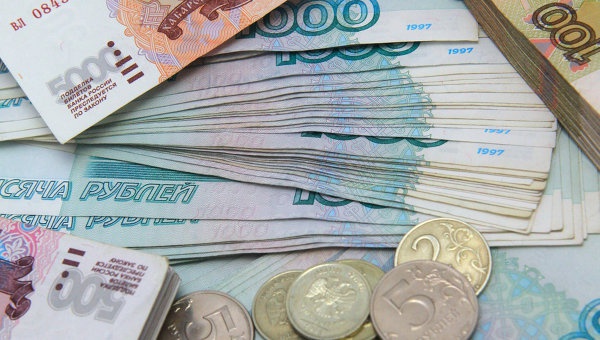 «Чорний вівторок» російської валюти: євро коштує 100 рублів, долар — 80