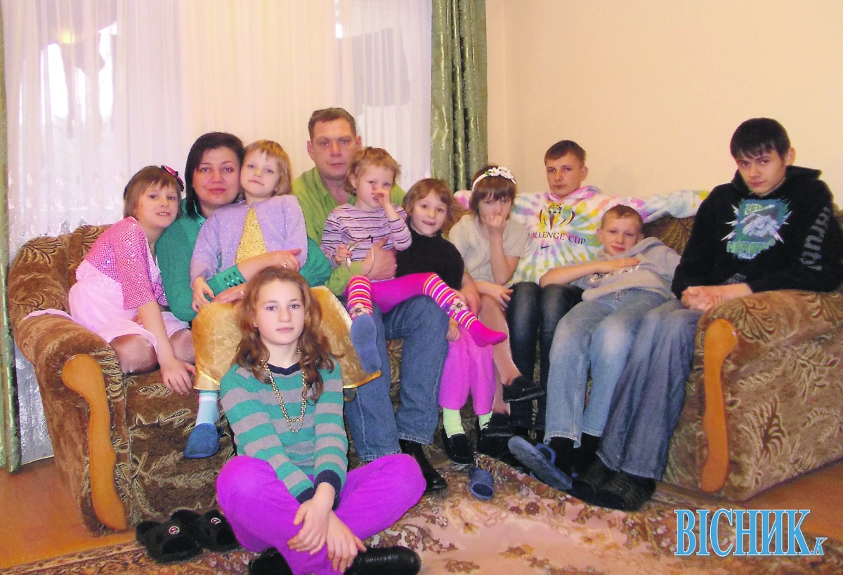 Тамара та Олег з прийомними дітьми