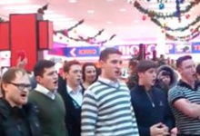 Московські семінаристи несподівано заспівали українські колядки у торгівельному центрі у Москві