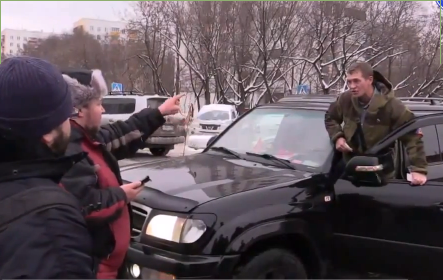 Московські активісти російському найманцю: «ЗСУ на своїй землі, а такі як ти їдуть туди вбивати людей»