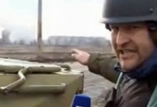 Російські журналісти знімали сюжет, як російський танк прямою наводкою розстрілював багатоповерхівку у Вуглегірську з неіснуючими бійцями «Азова»