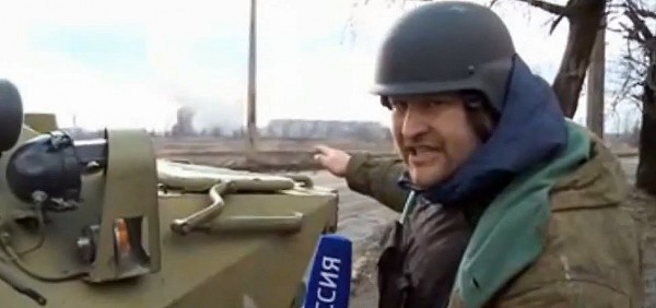 Російські журналісти знімали сюжет, як російський танк прямою наводкою розстрілював багатоповерхівку у Вуглегірську з неіснуючими бійцями «Азова»