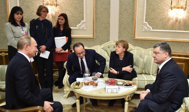 Після емоційної розмови з Путіним Порошенко ази лишав залу переговорів, щоб поспілкуватися з Генштабом