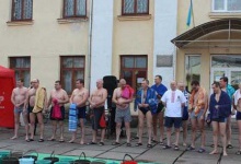 У Ківерцях обливалися крижаною водою, щоб зібрати кошти на лікування двох поранених волинських «кіборгів»