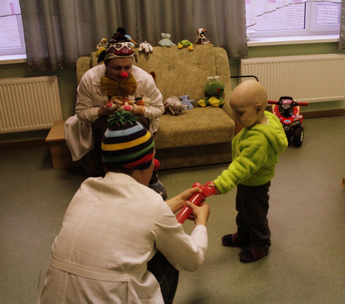 У Луцьку дітей хворих на рак лікують лікарі-клоуни