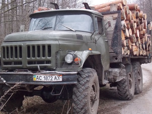 На Волині «Правий сектор» затримав дві вантажівки з лісоматеріалами без документів