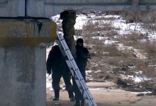 Російські окупанти-прикордонники вимагають в українських військових розмінувати мости на «Чонгарі»