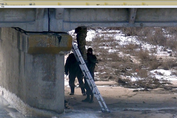 Російські окупанти-прикордонники вимагають в українських військових розмінувати мости на «Чонгарі»