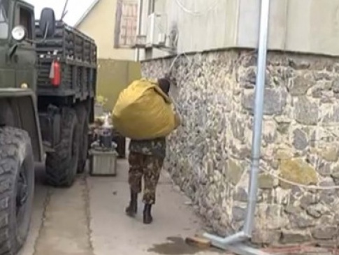 На Хмельниччині на подвір’ї військового офіцера вилучили три вантажівки армійського майна