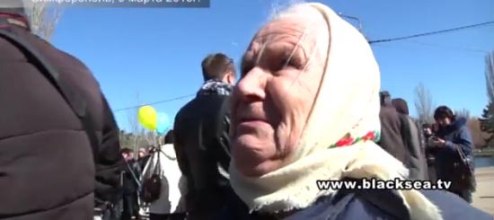 У Сімферополі бабця запитала у журналістів, коли Крим звільнять від окупації