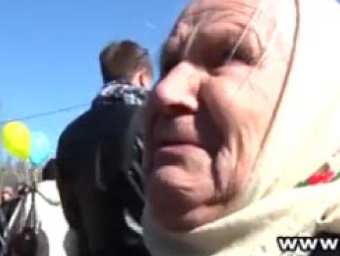 У Сімферополі бабця запитала у журналістів, коли Крим звільнять від окупації
