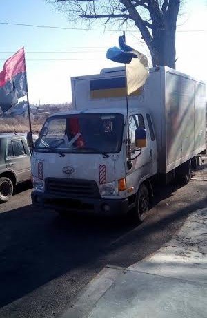 У Луцьку хтось побив військове авто, знищивши український і червоно-чорний прапори