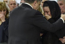 Президент вручив орден дружині застреленого під Волновахою офіцера СБУ