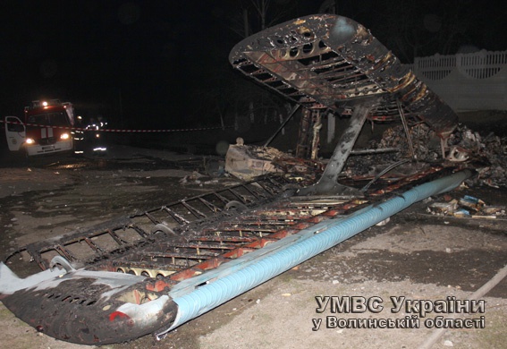 На місці падіння літака Ан-2 під Луцьком знайшли не одне тіло, а два