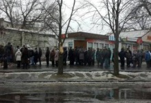 У Луганську люди стоять у величезних чергах за хлібом