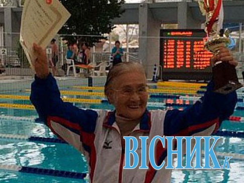 Сторічна бабця встановила рекорд, пропливши... 1500 м