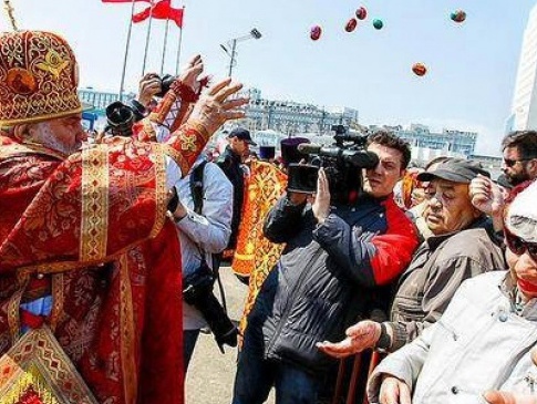 У Росії митрополит кидав у натовп крашанки