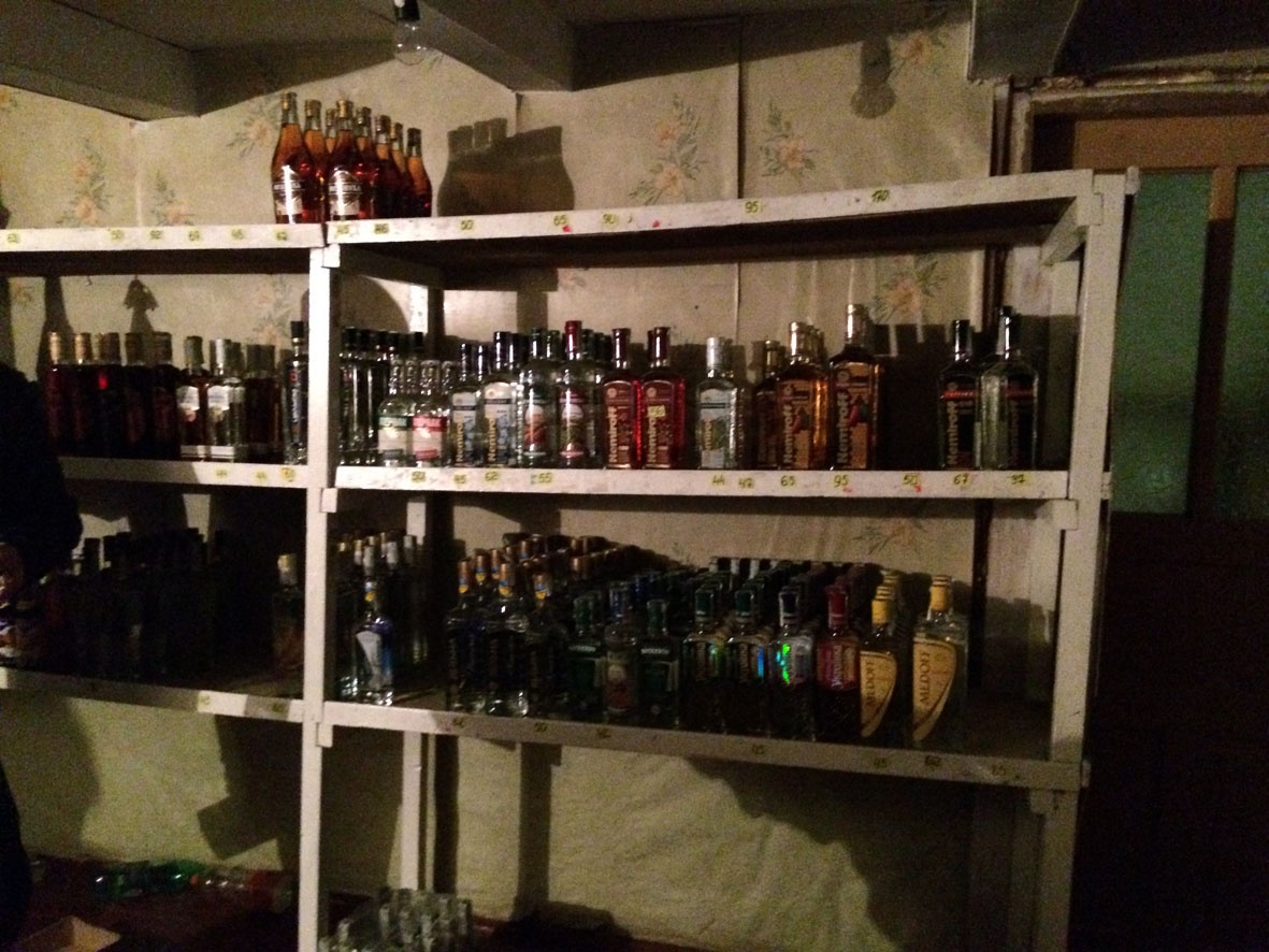 На Волині прямо на кордоні з Польщею діяв оптовий магазин алкогольного та тютюнового фальсифікату