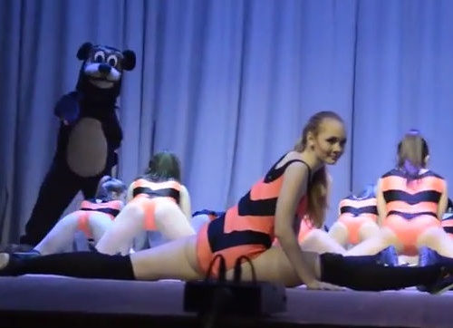 У Росії розгортається скандал через вульгарний танець дитячого театру