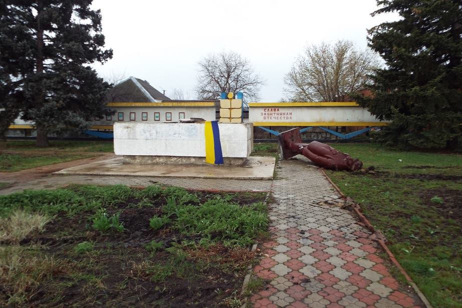 Прес-служба Луганської ОДА дуже літературно повідомила про падіння Леніна Станиці Луганській