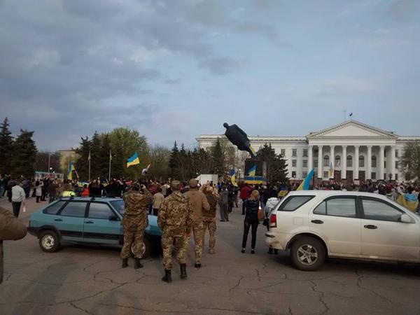У Краматорську люди у балаклавах побилися з міліцією і скинули пам’ятник Леніна