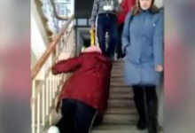 У Росії ветеран праці з переламаною ногою змушена була навколішки повзти до лікаря на другий поверх
