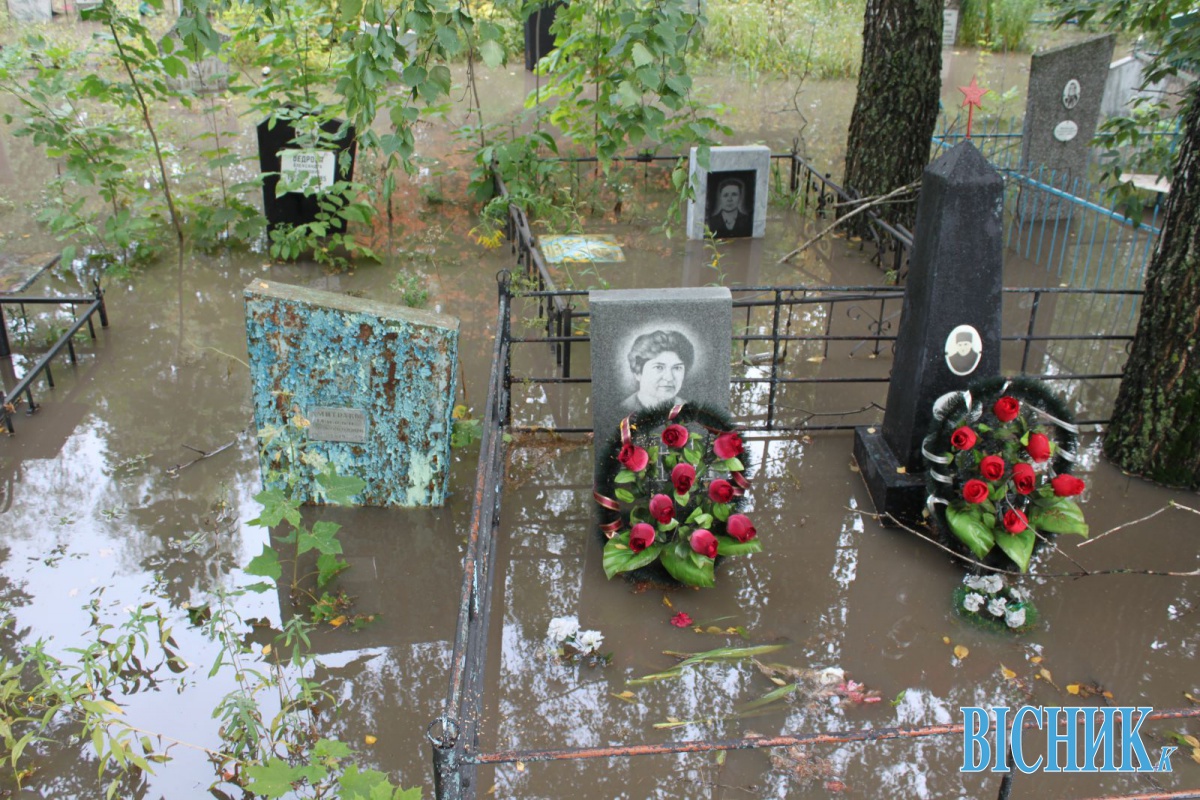 На Прикарпатті гірські води підтоплюють цвинтар, де поховані померлі від тифу!