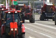 На парад у Мінську викотили трактори
