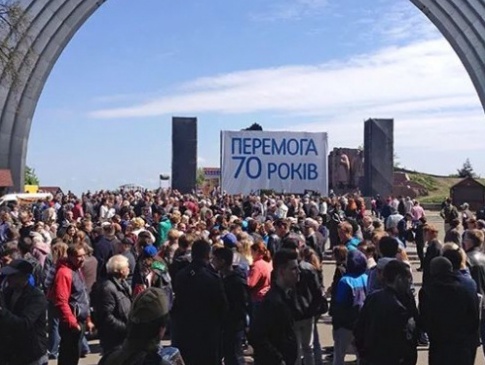 Учасник проплаченого мітингу до 9 травня зі Львівщини скаржиться, що йому не заплатили обіцяне