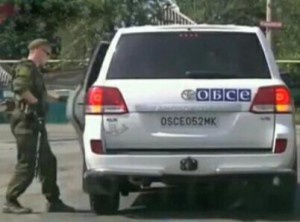 Хто кого контролює: бойовики «ЛНР» обшукали машини ОБСЄ