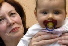 65-річна німкеня зробила штучне запліднення в Україні і народила чотирьох близнюків