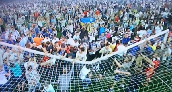 «Динамо» у серії пенальті переграло «Шахтар» у фіналі кубка, але враження від футболу зіпсували вболівальники