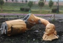 У Росії затримали чоловіка, який, фотографуючись, розвалив пам’ятник Леніну