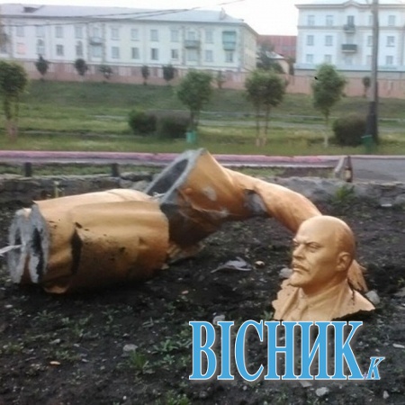У Росії затримали чоловіка, який, фотографуючись, розвалив пам’ятник Леніну