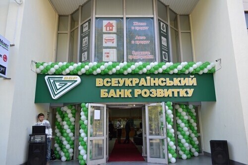 У «ДНР» знайшли гроші на пенсії — пограбували банк сина Януковича
