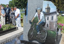 Освятили пам’ятник померлому від раку волинському журналісту Андрію Калахану