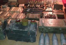 На Донеччині у приватному будинку виявили склад зброї і навіть ящики зі снарядами