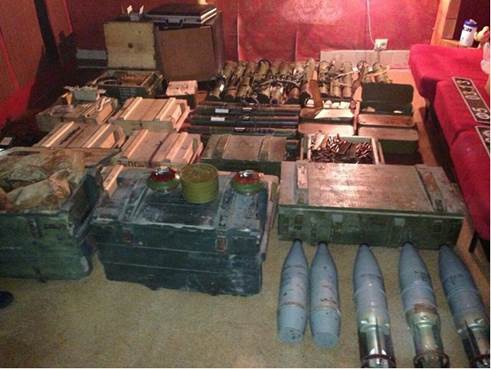 На Донеччині у приватному будинку виявили склад зброї і навіть ящики зі снарядами