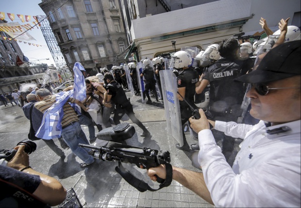 У Стамбулі гей-парад розігнали водометами і гумовими кулями