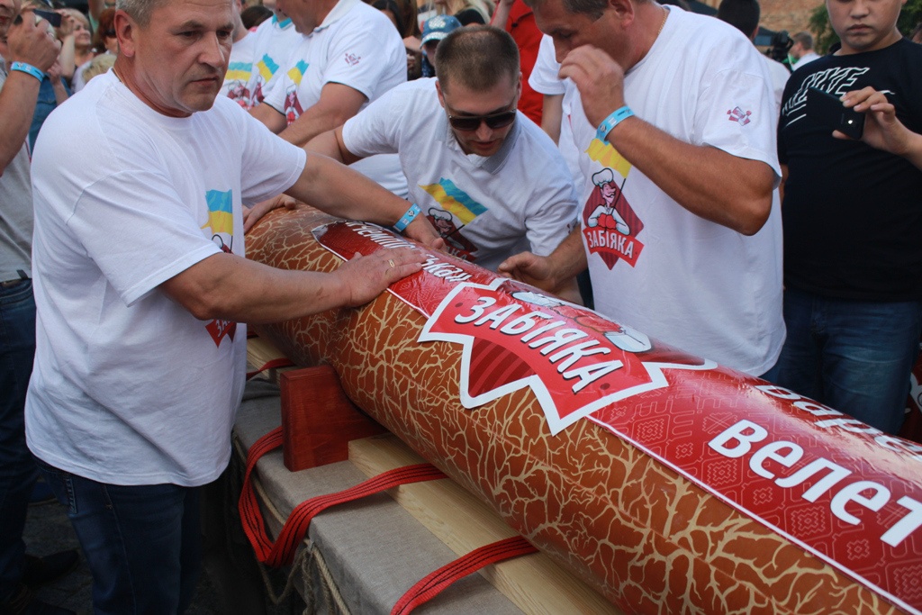 У Луцьку для фестивалю виготовили ковбасу вагою понад 460 кілограмів