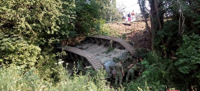 У Криму росіяни «загубили» танк, який звалився в обрив (відео)