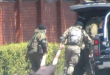 Оприлюднено відео початку стрілянини у Мукачевому: бійці ПС тягають по землі тіло пораненого ними чоловіка і пакують його у багажник