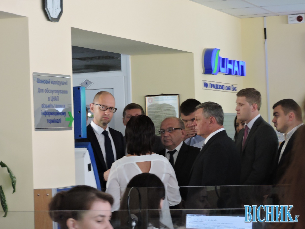 Яценюк відвідав луцький Центр надання адмінпослуг