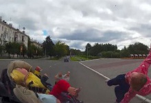 У Росії відеореєстратор зняв, як водій збив коляску з трьома малолітніми дітьми