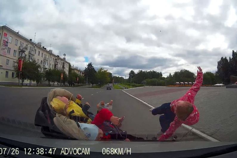 У Росії відеореєстратор зняв, як водій збив коляску з трьома малолітніми дітьми