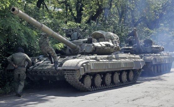 На Донбасі зафіксували розгортання групи супротивника з кількома десятками танків і бронемашин